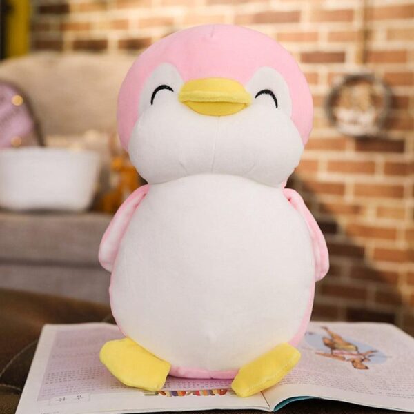Poupée en peluche pingouin heureux et potelé