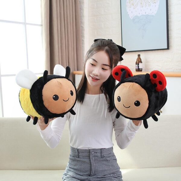 28161d206556b443f5c51109a8632a6a_783fb84f-5aa1-4c23-a25f-5ac36619cd63.jpg Peluche abeille coccinelle de dessin animé