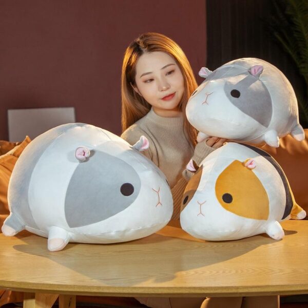 28280e0a-c35e-4d0b-9858-26b0ba95880e.jpg Oreiller en peluche cochon d'Inde gros et couché
