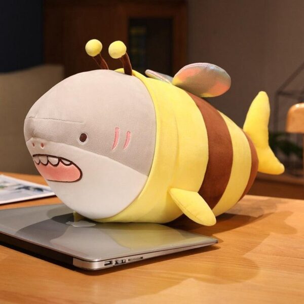 287ca5a8-e766-4f9f-85ef-5f2594e3d5e7.jpg Peluche Requin Abeille