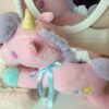 Licorne magique en peluche attachante