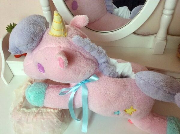 Licorne magique en peluche attachante