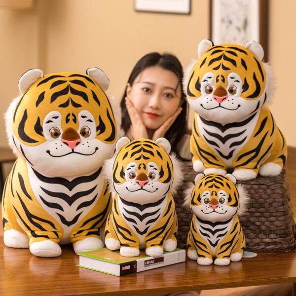 4005d835-c8a3-4323-9ec6-1fec7bcb5fc8.jpg Animaux en peluche Tigre assis avec une grosse tête de dessin animé