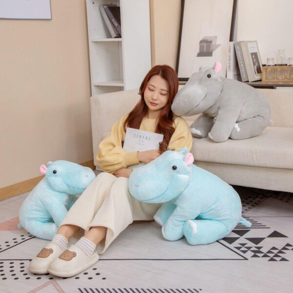 46f68b23-9ebd-40cf-a294-4c40fd30bee8.jpg Adorables peluches hippopotames assis