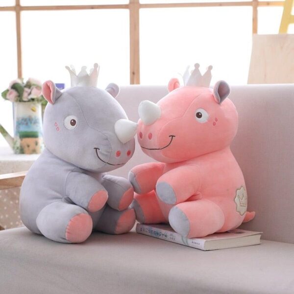4a7967f1-81eb-409c-93a7-7c480489bdad_854a35dd-221e-4609-9fb7-e07a7b482fc3.jpg Adorables peluches rhinocéros avec couronnes