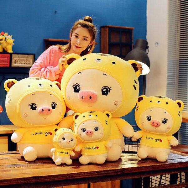 55c11399-cea7-40b8-b047-2db49bf8dbd7.jpg Animaux en peluche Pig en costume de tigre