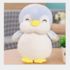 Poupée en peluche pingouin heureux et potelé