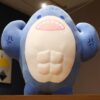 Peluche requin musclé