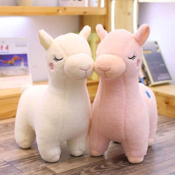 748f390e1e97814cc08492cbeae35c0d_72b017c9-da02-40ca-a390-5c87e641f917.jpg Poupée en peluche Alpaga pour enfants