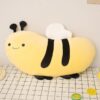 Peluches mouton, abeille et hérisson de dessin animé