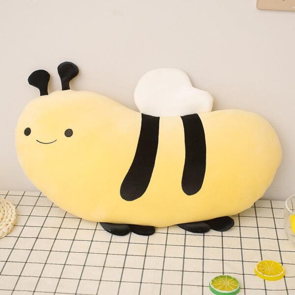 Peluches mouton, abeille et hérisson de dessin animé