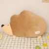Peluches mouton, abeille et hérisson de dessin animé