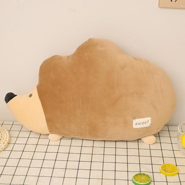 Peluches mouton, abeille et hérisson de dessin animé