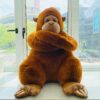 Peluche gorille réaliste qui aime les câlins