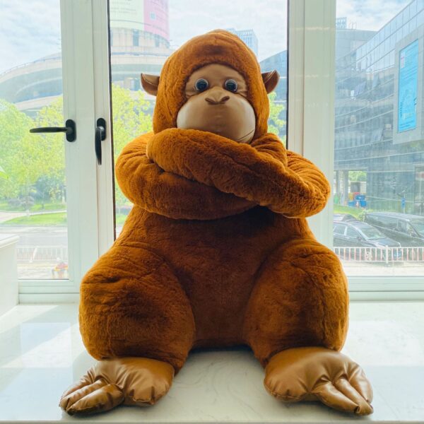 Peluche gorille réaliste qui aime les câlins