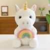 Adorable peluche licorne tenant un arc-en-ciel