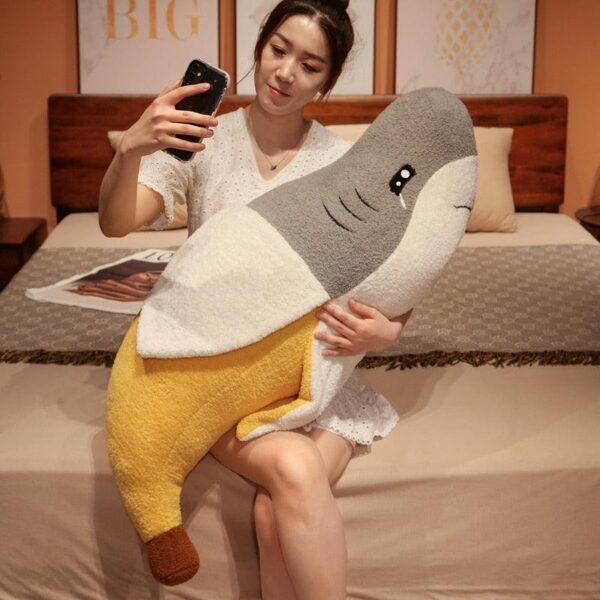 S6b550c064f894ee480da1242140653efQ.jpg Peluche requin banane