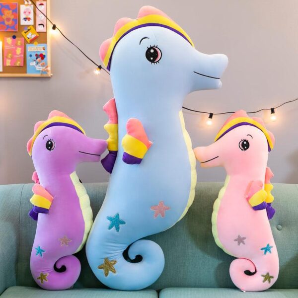 c1ed95c1-3fa7-4dda-89f7-d093412584ce.jpg Peluches hippocampe coloré