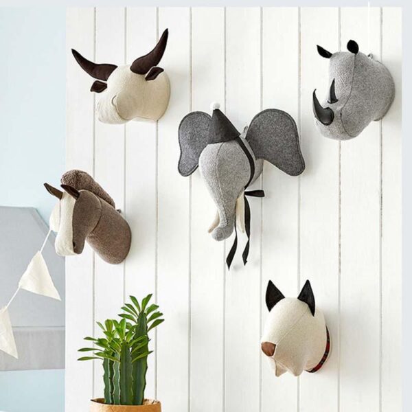 cb21e0cc55f26fdd37f452bdecb10566_373b15fe-5695-472a-bb75-f2b283e4926a.jpg Poupée en peluche éléphant chien cheval rhinocéros tête de buffle murale artwork décor