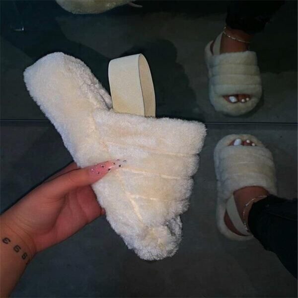 cb3be2dca111ce455bfa0b12acb2c8ab_e3ab028f-1aed-4461-947e-f331c0a6ef5c.jpg Chaussons en peluche taille plus à fond épais