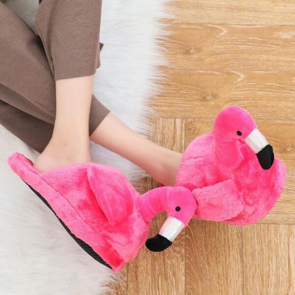 e1da593b-c340-4d96-b121-ca26fa5ae54c.jpg Pantoufles en peluche flamant rose