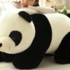 Grosse peluche panda qui aime se faire flatter