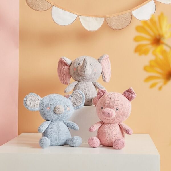 peluche-cochon-tricote-assis.jpg Peluche Cochon Tricoté