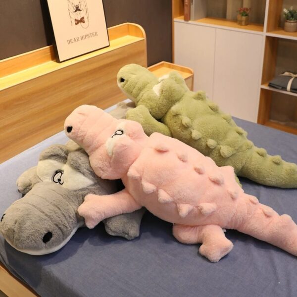 peluche-crocodile-trois-couleurs.jpg Peluche Crocodile