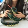 Serpent en peluche géante réaliste