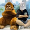 Peluche gorille réaliste qui aime les câlins