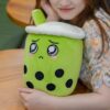 Jouet en peluche en forme de tasse aux yeux brillants