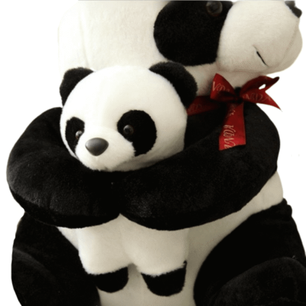 petite-peluche-panda-avec-parent.png Doudou Panda Bébé