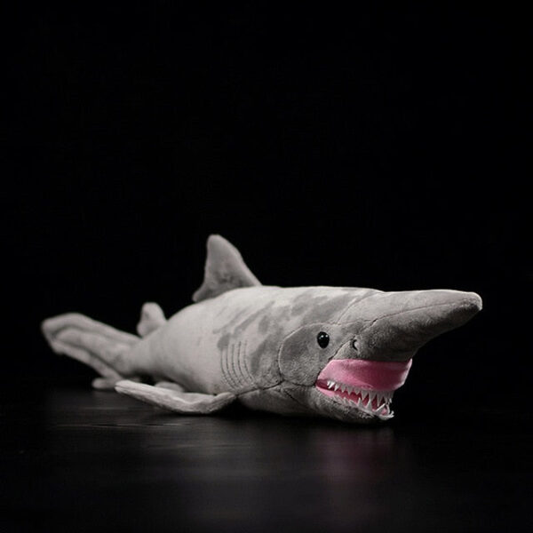 Grosse peluche requin à l'aspect prédateur et féroce