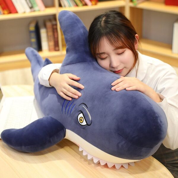 product-image-1266268370_853981bf-bb1f-44c5-9fe2-78e5f02cc463.jpg Poupée géante en peluche avec requin amusant