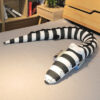 Serpent géant en peluche à rayures