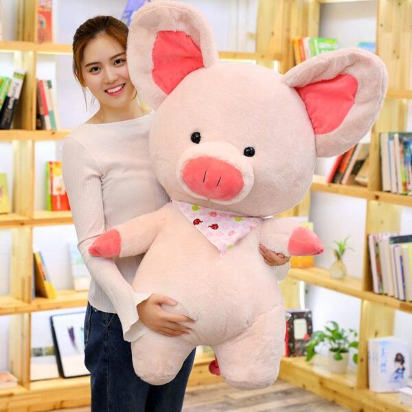 product-image-1627275842_262770aa-04ee-4fc5-a0c6-1d9f8d58b026.jpg Peluche cochon rose géant avec écharpe décorative