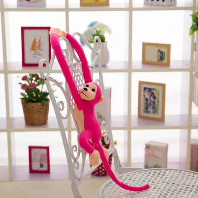 Peluche rose réaliste d'un singe amoureux de câlins
