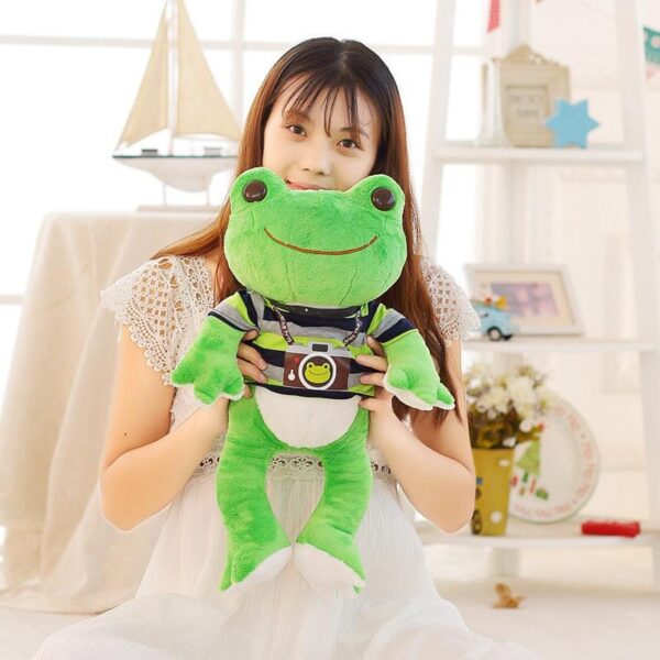 product-image-1680038056_114fa92a-7b65-4ec3-9bda-79515d3ab4f6.jpg 10" - 21.5" Lovely Frog Plush Toys, Animal en peluche de dessin animé grenouille avec vêtements