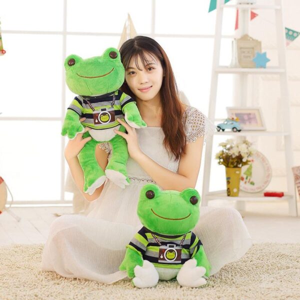 product-image-1686950768_f5b3852f-22ee-454b-be16-6b153dec934b.jpg Poupée en peluche grenouille avec vêtements