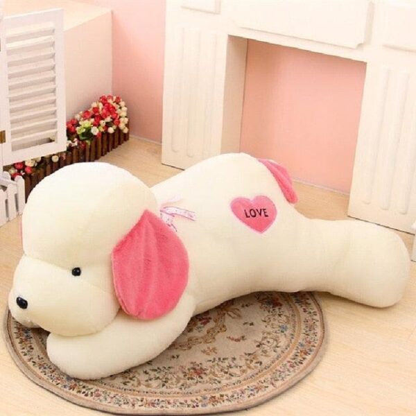 Peluche chien à grandes oreilles avec un coeur d'amour