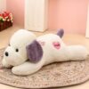 Peluche chien à grandes oreilles avec un coeur d'amour