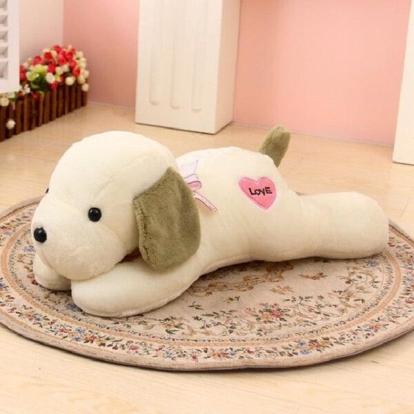 Peluche chien à grandes oreilles avec un coeur d'amour