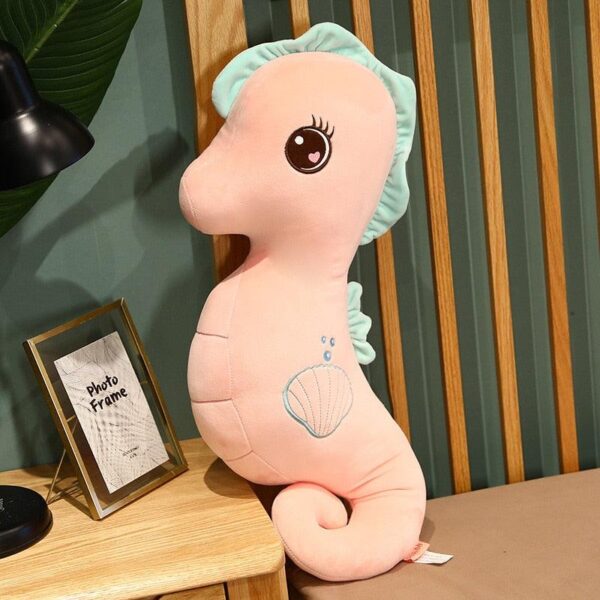 product-image-1778896821_11a20699-deef-4dd8-9d7a-c99268d0ec45.jpg Peluches hippocampe Kawaii