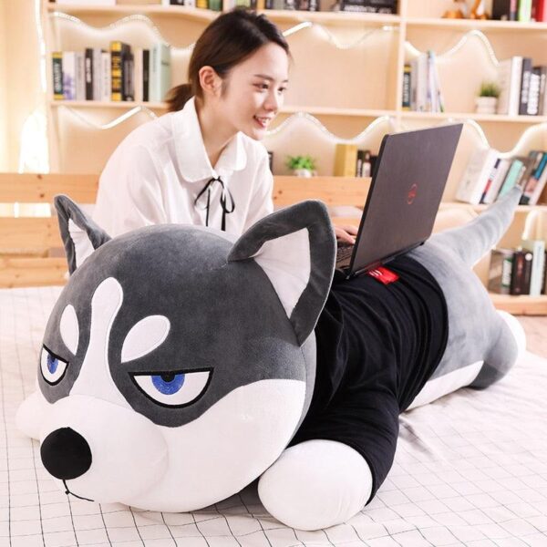 product-image-1800229577_c23e6953-0df0-4572-b0cd-01f91ef12c82.jpg Poupée Peluche Husky de 39" en tenue de soirée