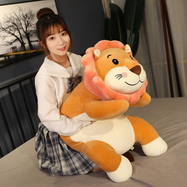 product-image-1802675671_19d9964a-00bf-4f55-bee3-46df85d2c8d5.jpg 28" Poupée Kawaii Lion Dormant Longue Pilule