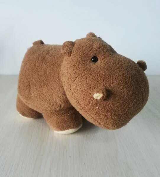 product-image-1818633830_d69fbfe8-8d4b-47de-81b7-a7fbd601502d.jpg Peluche "Hippo" de 8 pouces