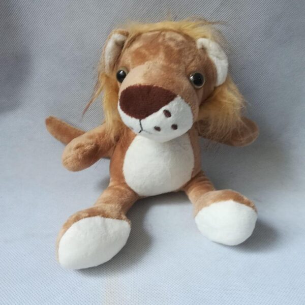 product-image-1818640902_8da99437-7369-4e34-83fc-4f4db63f2fb1.jpg Peluche lion de la jungle d'environ 8" assis