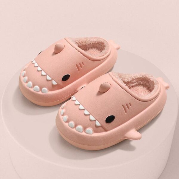 product-image-1855195305_f92a8ca5-cc77-4b75-ae18-7aee0757bb4e.jpg Chaussons en peluche requin incroyablement mignons