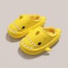 Chaussons en peluche requin incroyablement mignons