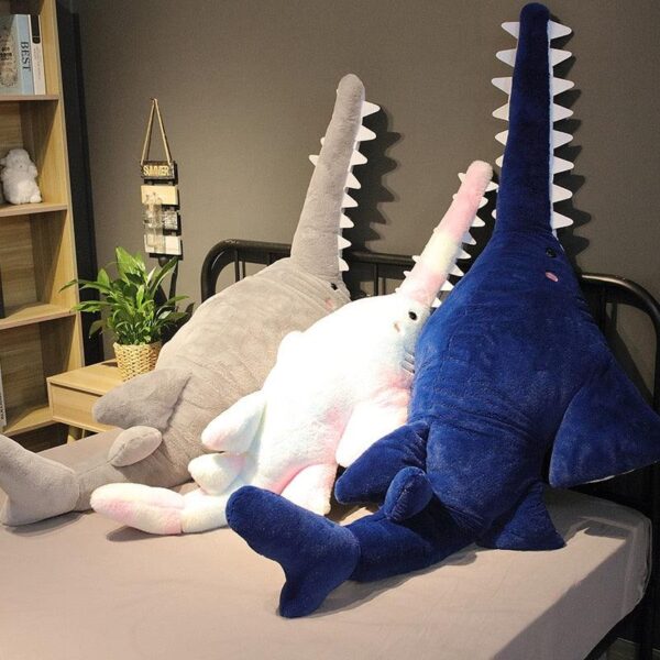 product-image-1874138196_c0cd9ccf-10ac-44e5-8824-1b611f5c8c86.jpg Peluche requin géant dentelé